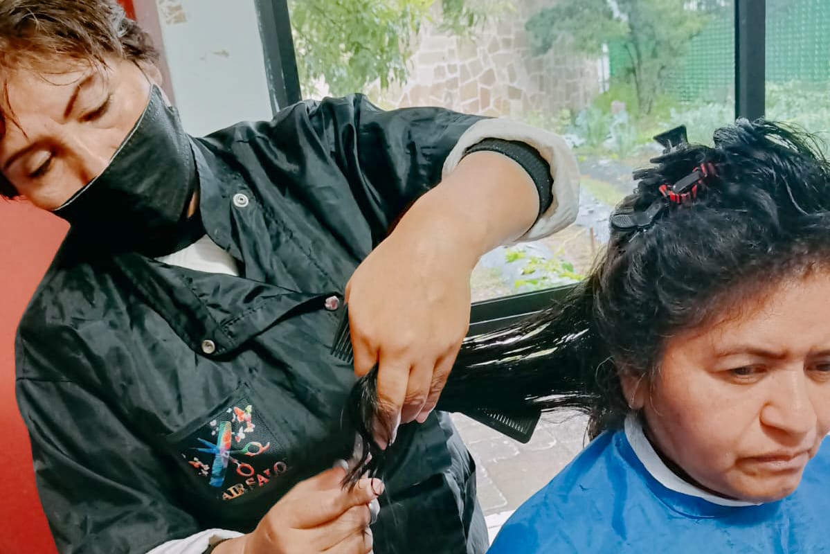 Ofrecen cortes de cabello gratuitos en el IMM de la capital como parte de capacitación para mujeres